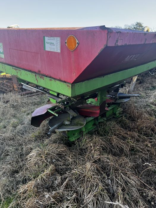 Rozsiewacz nawozu Agromet Pilmet MXL – solidny, gotowy do pracy