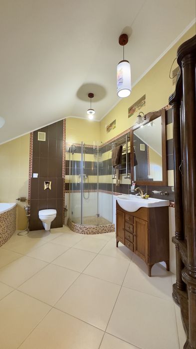 Неймовірний , великий таун хаус з гаражем.