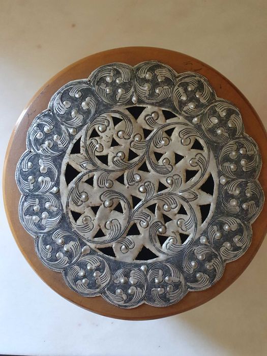 Caixa de Madeira com arabescos  23cm diâmetro/ 16cm de altura