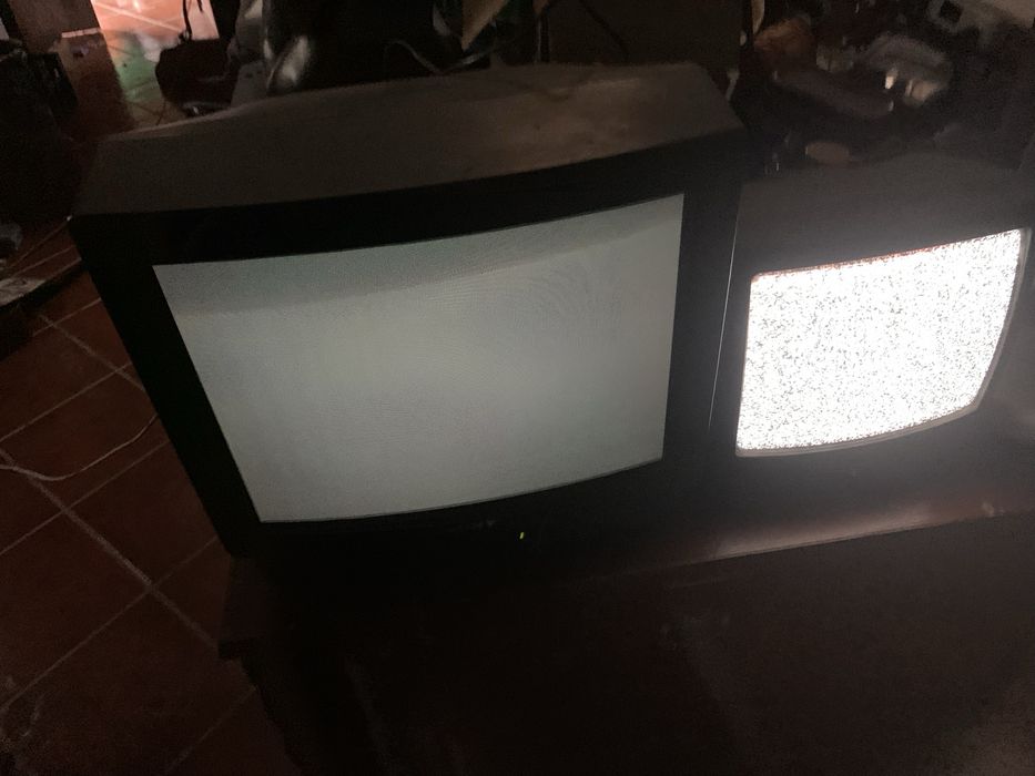 2 televisoes antigas a funcionar