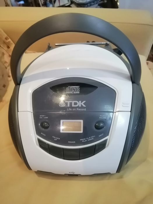 Leitor portátil TDK de CD com radio +2 cortinas de sala .