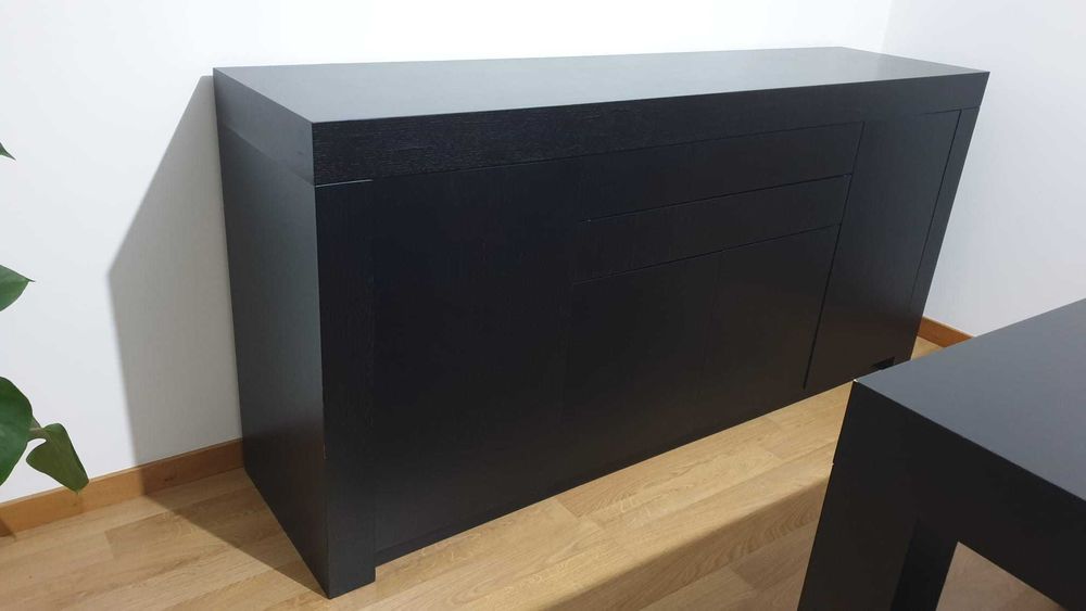 Aparador de sala de jantar em carvalho wengué