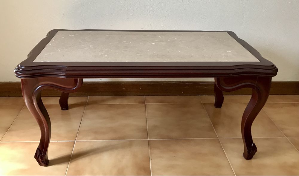 Mesa de centro em madeira com tampo de mármore