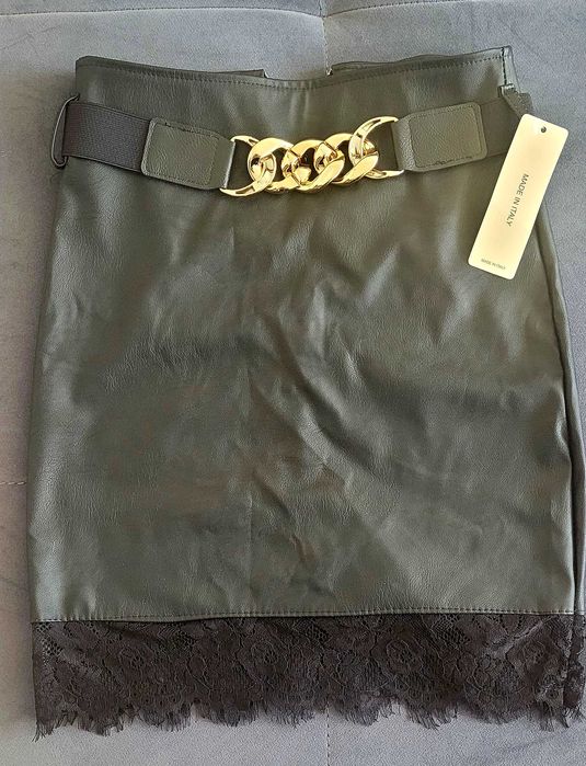 Mini z eko skóry wykończona koronką