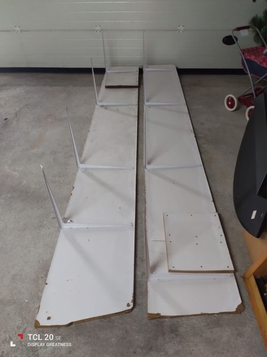 Duas prateleiras com cerca de 3, 15 m