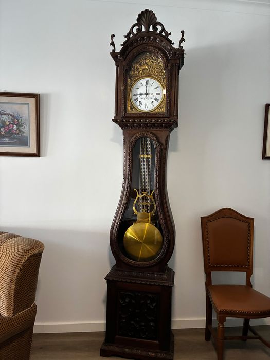 Dois relógios de sala antigos