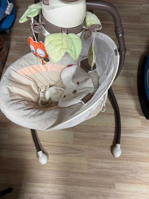 Заколисуючий центр працює від батарейок та мережі