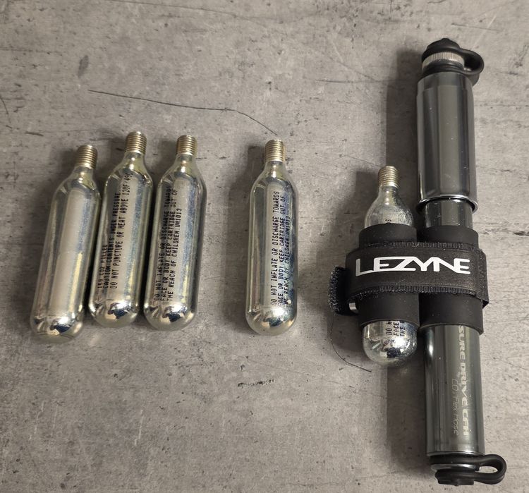 Sprzedam pompkę rowerową LEZYNE CFH