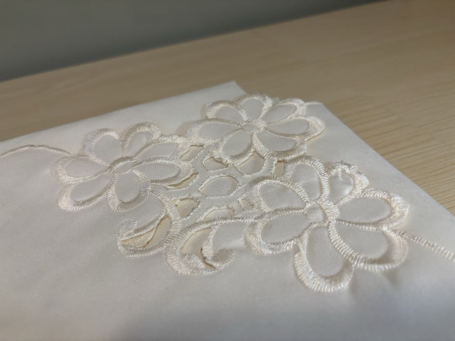 Kremowy obrus haftowany