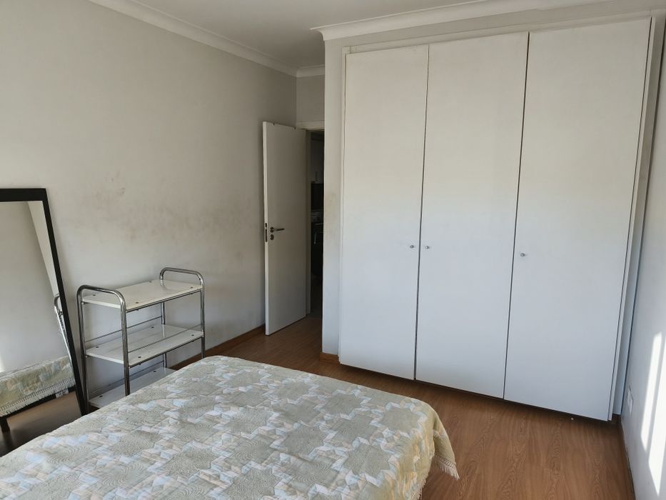 Alugo um  quarto