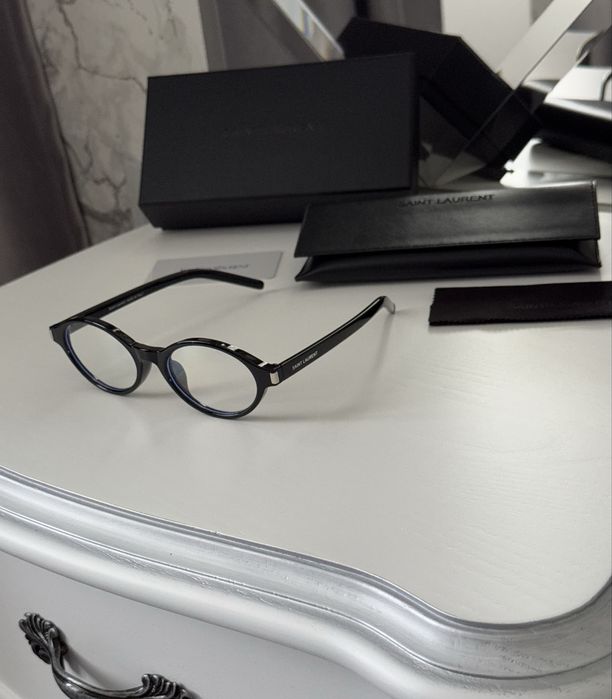 Солнцезащитные очки Saint Laurent тренд 2025 полный комплект