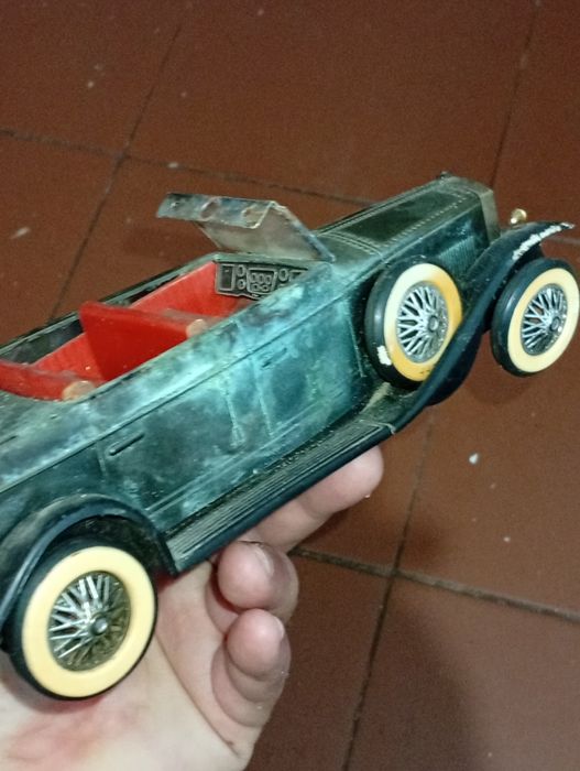 Carrinho Antigo para colecionadores a precisar reparação