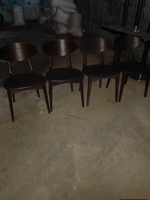 Vendo 8 cadeiras muitas bonitas bom estado