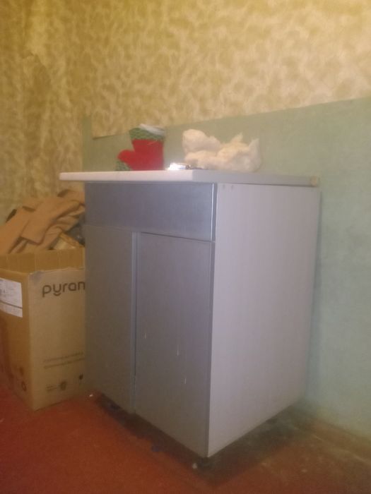 Тумбочка на кухню под накладной умывальник а вторая просто тумбочка