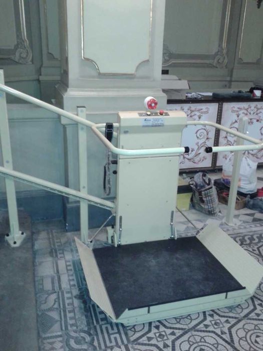 Підіймальна прямолінійна присходова платформа