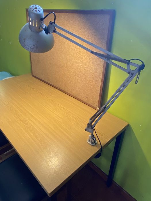 Secretária Resistente com 2 Cadeiras, Quadro de Cortiça e Candeeiro