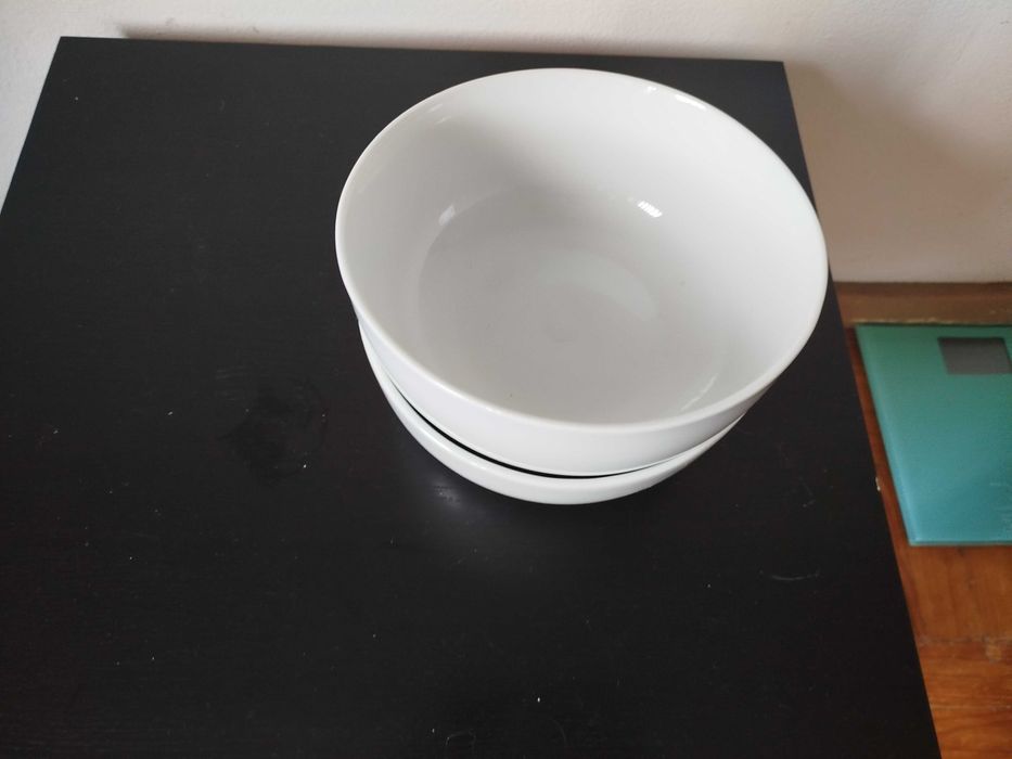 Duas saladeiras iguais em barro branco