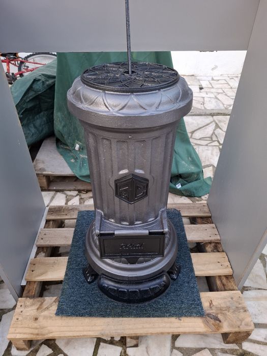 Salamandra a Lenha em Ferro Fundido em Excelente Estado