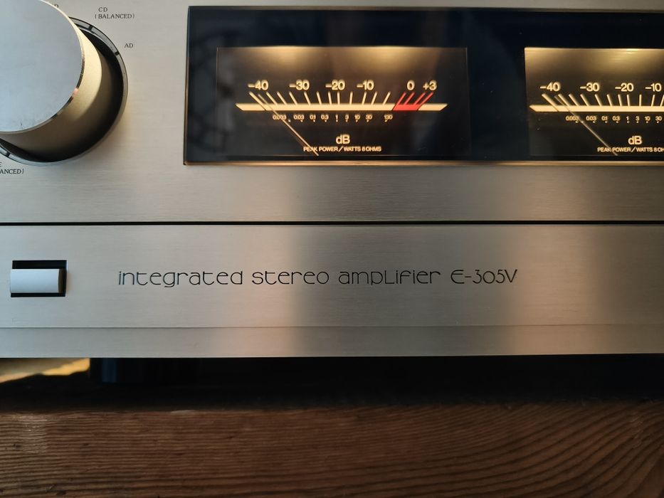 Wzmacniacz Accuphase E305V z pilotem.
