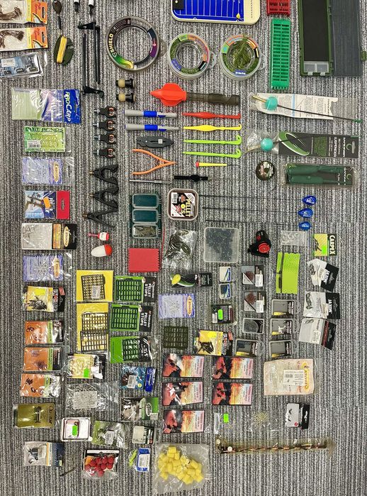 Duży zestaw akcesoriów wędkarskich do karpiówki feedera oraz splawika