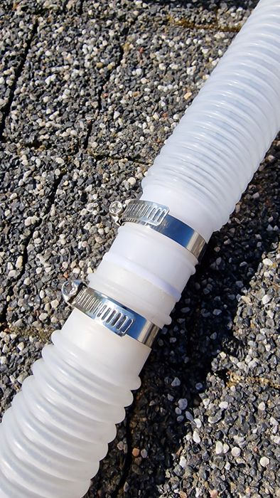 Dwie złączki do węży basenowych 32 mm z zaciskami mocującymi