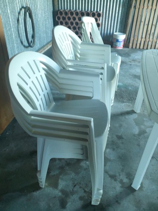 Mesa e cadeiras de jardim