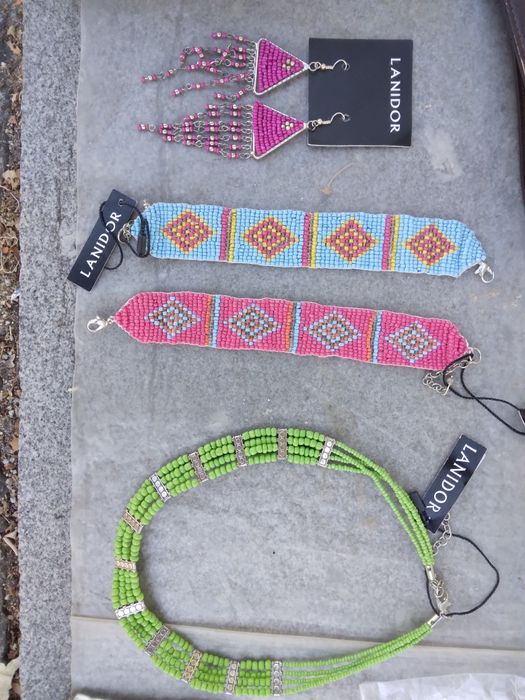 Bijouteria - Colares, pulseira e brincos em missangas