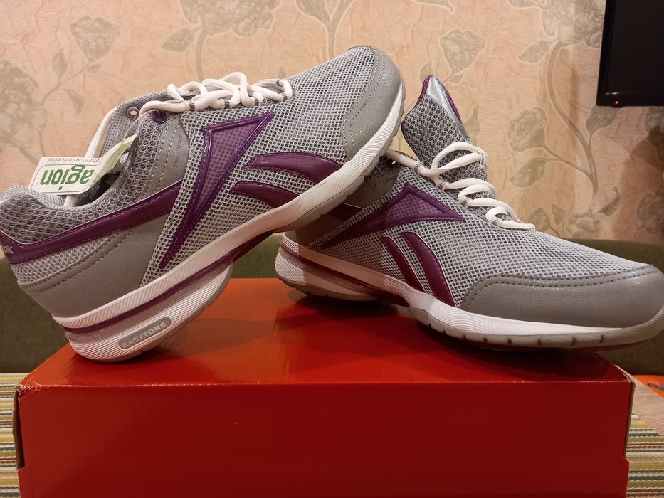 Новые кроссовки на девочку Reebok размер 39.