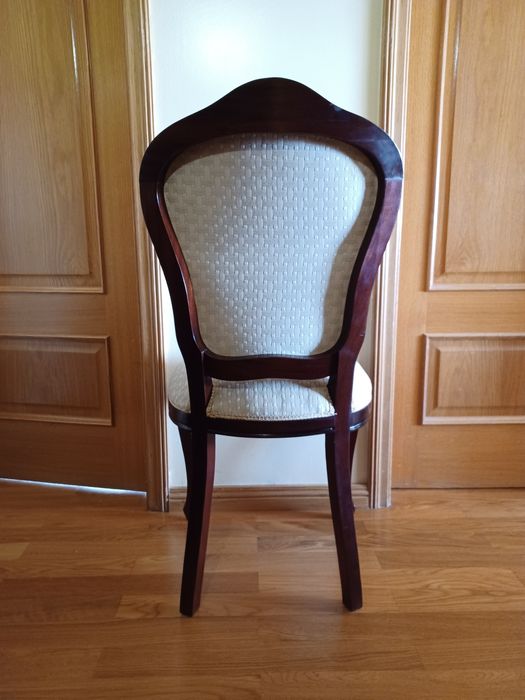 Cadeira nova, estofada a tecido creme claro