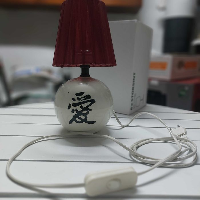 Candeeiro ceramica para mesa cabeceira com grafismo japonês.