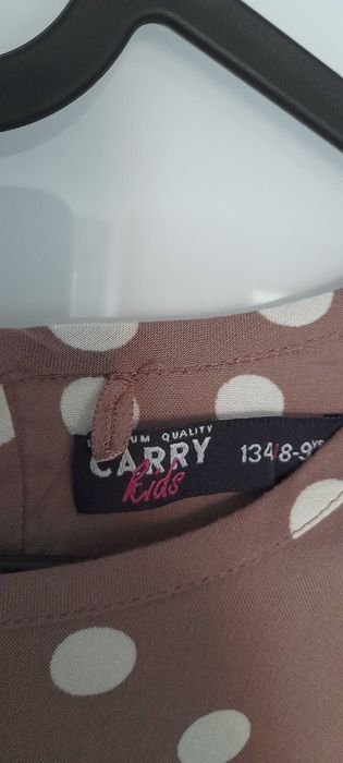 Brązowa w białe grochy sukienka dziewczęca Carry Kids r. 134