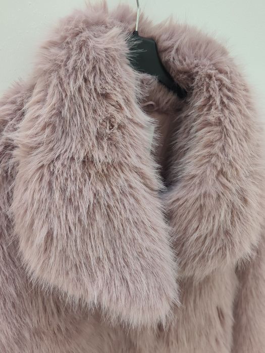 Futerko jagodowe viral Stradivarius s kożuszek