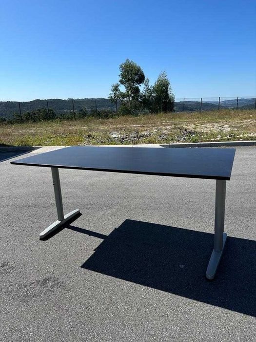 Secretária de altura ajustável