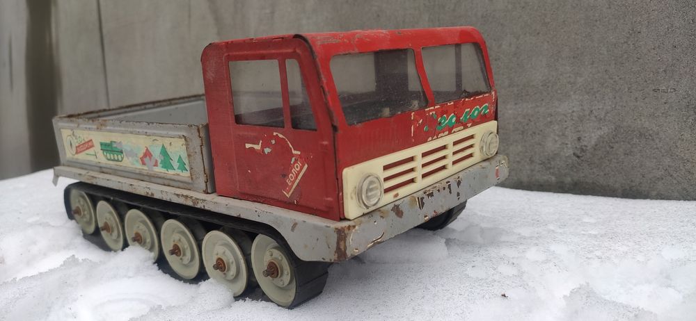 Советская электромеханическая игрушка тягач-вездеход "Геолог"