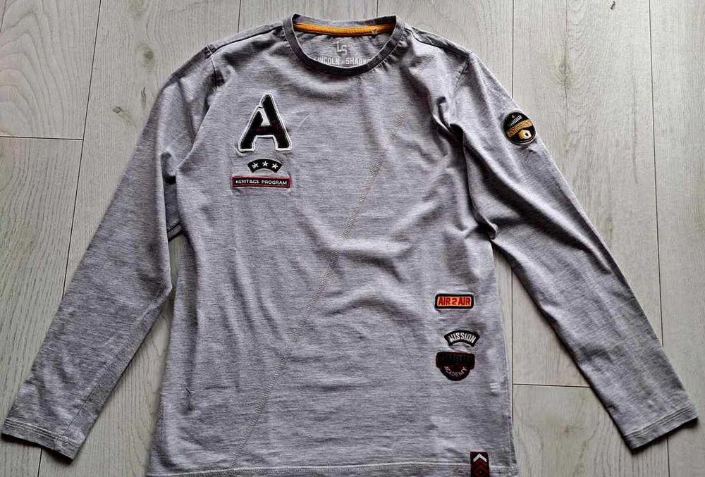 szara koszulka z długim rękawem bluza