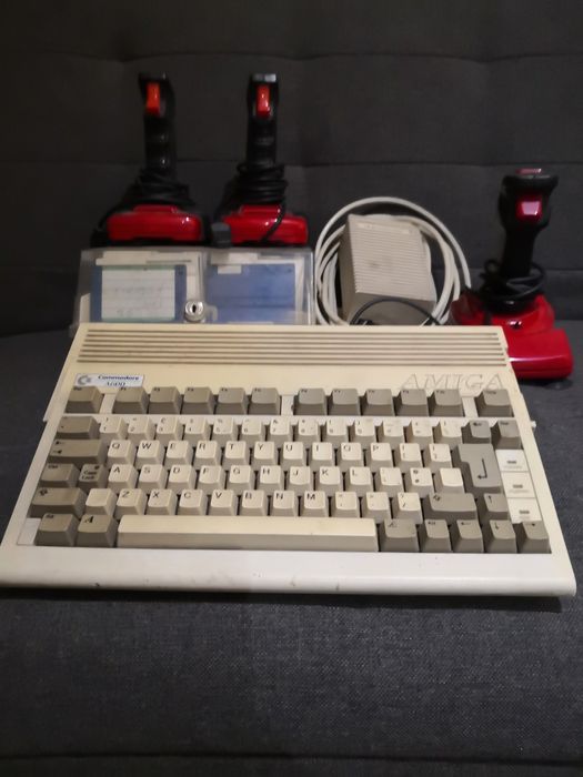 Amiga 600 sprawna kompletna z grami
