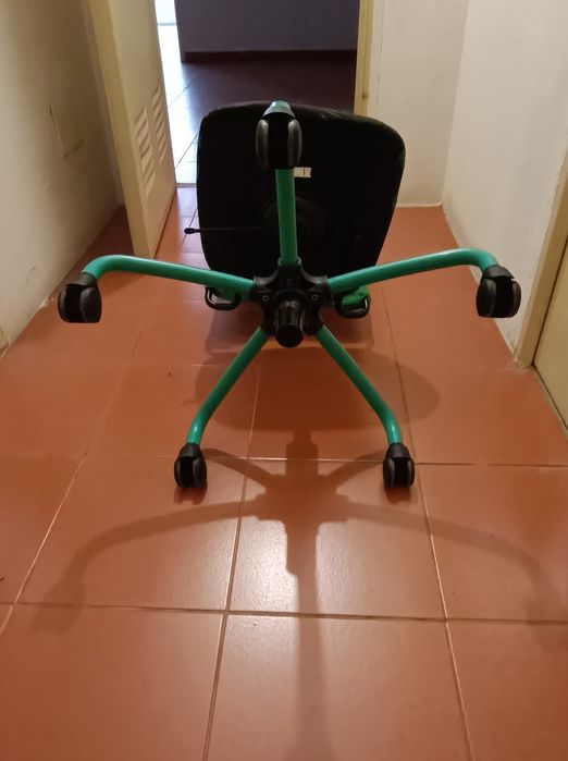 Cadeira de escritório com rodas e com elevador