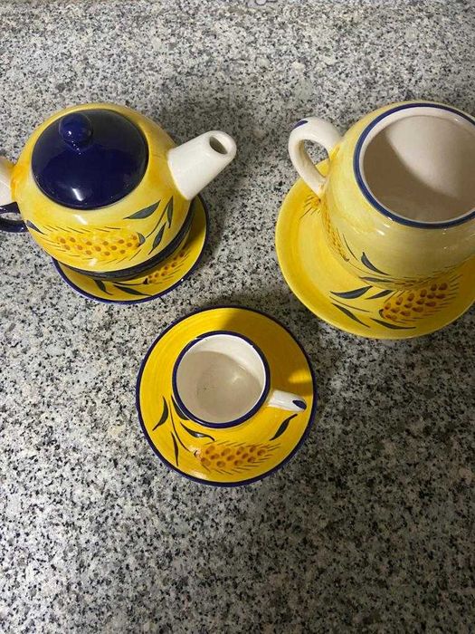 Conjunto pratos, açucareiro, bule, terrina, suporte pegas