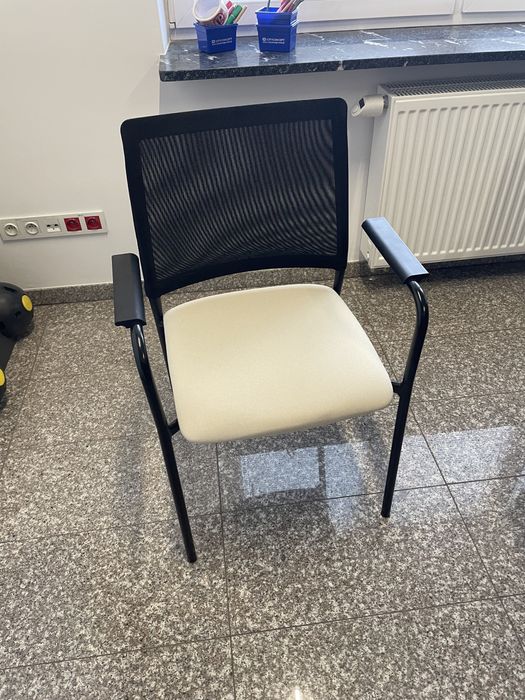 Krzesło biurowe beżowe