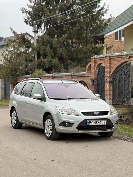 Продаю Ford Focus Дизельний 1.8 TDCi в рестайлінгу 2009 року випуску в Хорошому обслуженому стані! Реально дуже економний!

Кузов авто роботи такої як не потребує, ржавчини немає, вмятин чи царапин сильних немає, лобове скло без сколів і тріщин! Салон в охайному стані нічого не задерто і не порвано! Потолок не провисає, чистий! Кожна кнопочка працює, пічка дуже дуже добре, є кондиціонер! Також присутнє Автосвтло і противотуманні фари! Дуже актуальна функція на даний період часу- Підігрів Лобового скла(не обдув , а саме ПІДГРІВ). Акустика хороша, нічого не храпить, кожна колонка працює! Також присутній «Автодощ». Присутні парткроніки!
По технічному стані нарікань на даний момент немає! Форсунки були на стенді , реставровані (маю папери) , заводиться і працює чудово, на гарячу також заводиться без проблем! Тягу і підрив має дуже добру ( взагалі не до порівняння з 1.6) . Диму з вихлопної системи не кидає, сцеплення хороше, не затягує не буксує, вклбчаються передачі чудово! Ходова частина на даний момент без звуків, шо потрібно було - замінювалось!

Кого цікавить телефонуйте, детальніше розкажу! Мирного дня , Вам!