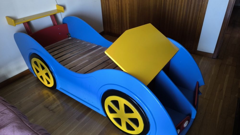 Cama de bebê com gavetas