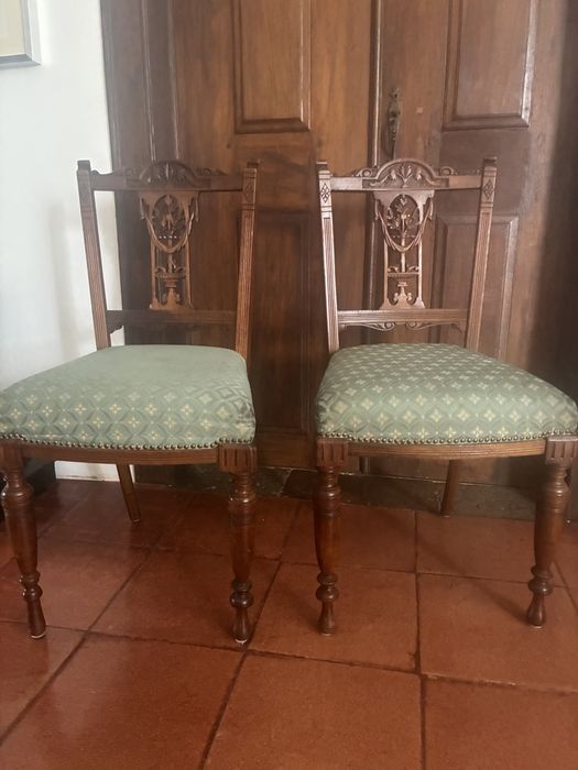 2 Cadeiras antigas estofadas