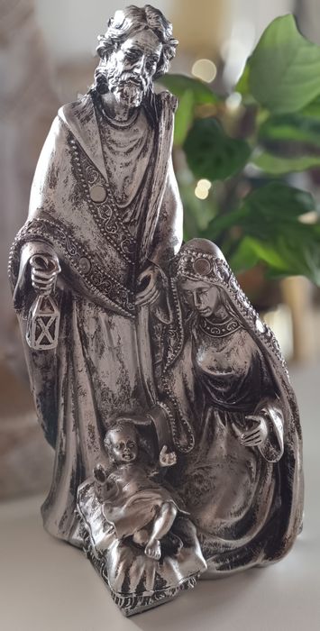 Estatueta de Sagrada Família prateada,  feita em marfinite .