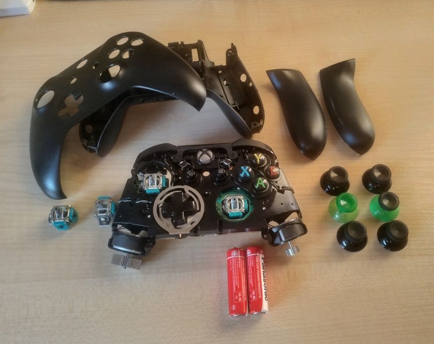 Pad Xbox One X/S - Części / Dawca (Obudowa, gałki, silniczki)