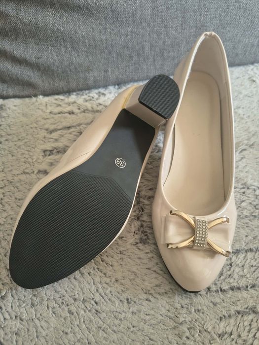 Buty eleganckie  beżowe 38