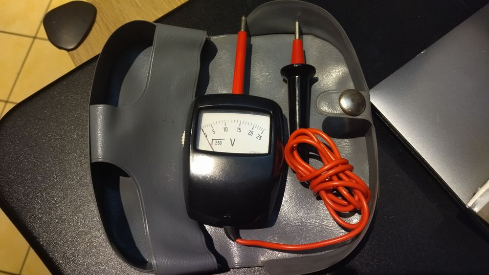 Stary voltomierz Lumel 500v NOS