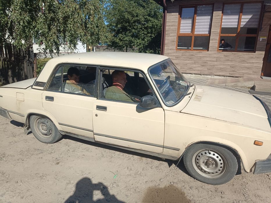 продаж легкового автомобіля ВАЗ 2107