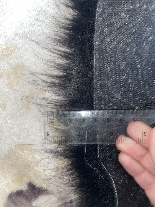 Штучне хутро чорного кольору