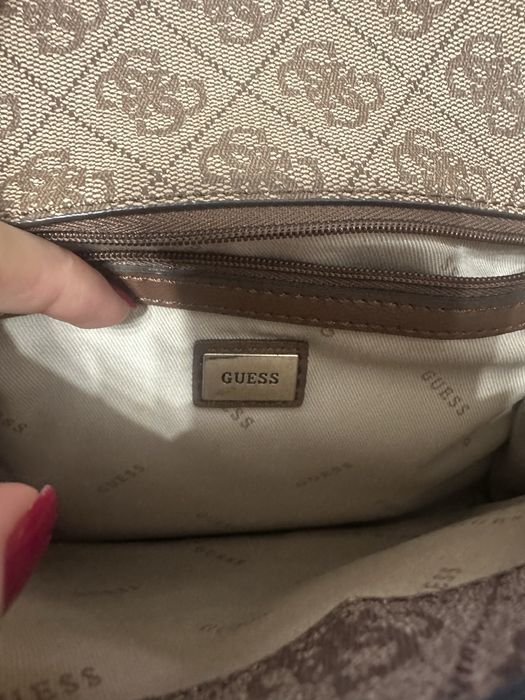 Mala Guess como Nova