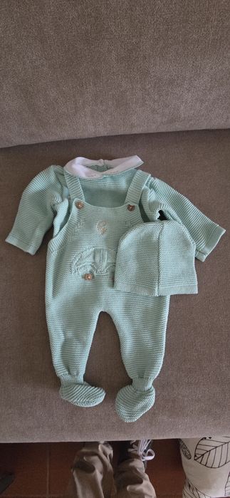 Roupinha e manta de Bebé - Primeira Roupa - Bordado nome Gabriel